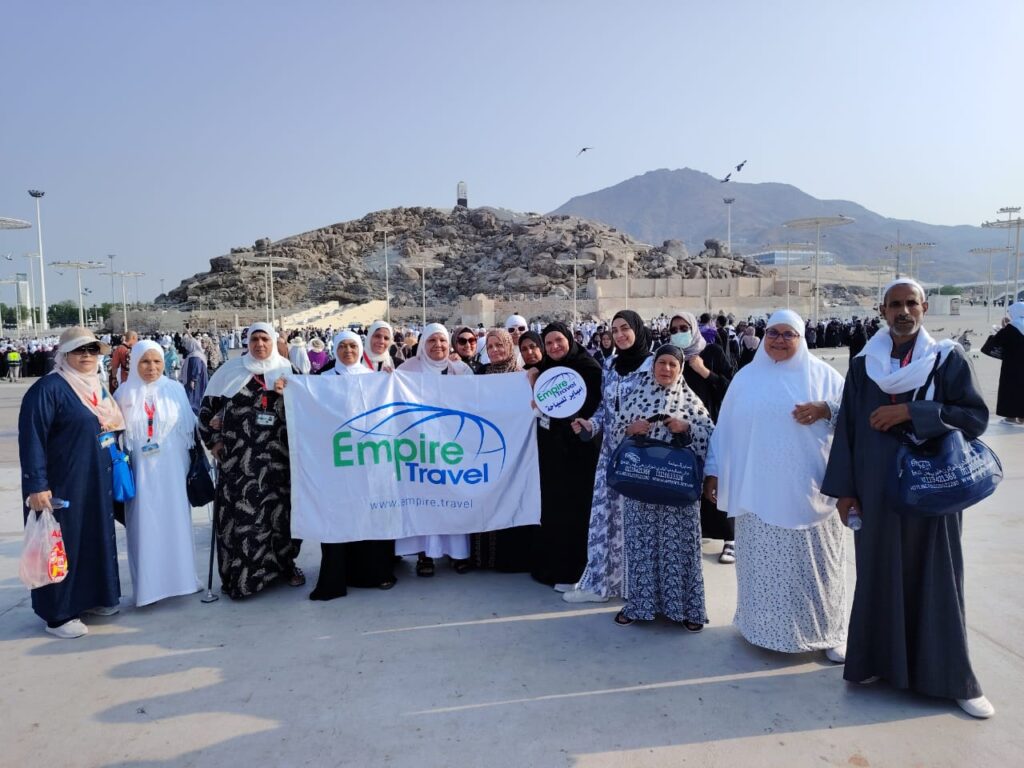 معتمرو إمباير للسياحة عند جبل أحد بالمدينة المنورة