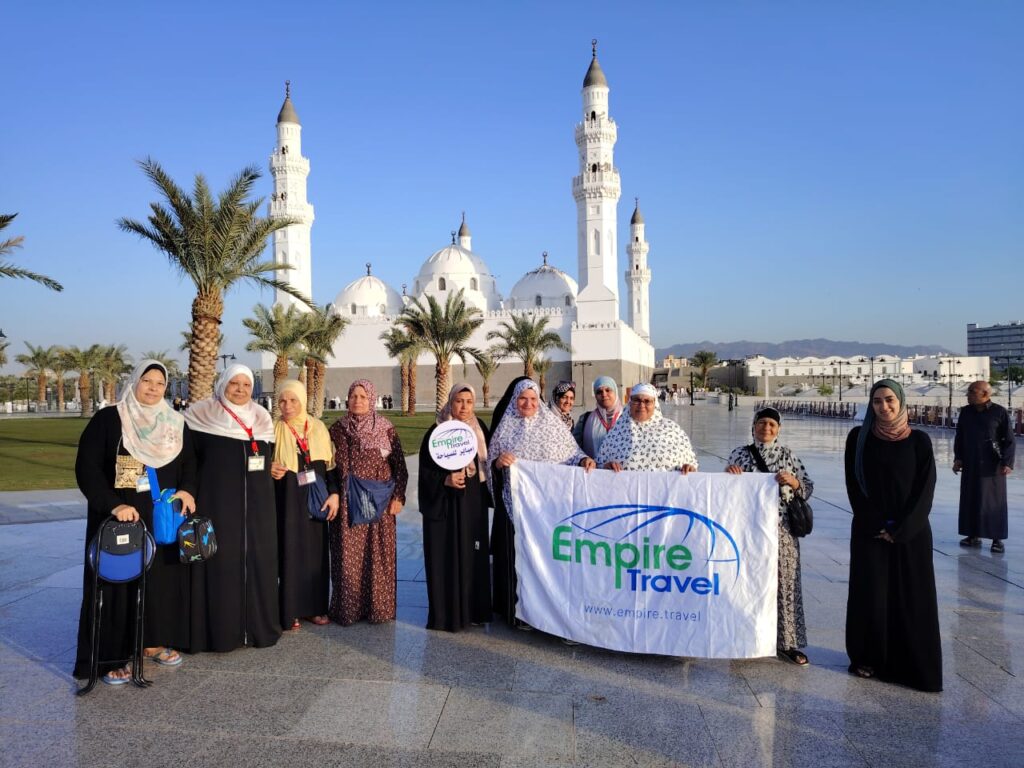 معتمرو إمباير للسياحة أمام مسجد قباء بالمدينة المنورة