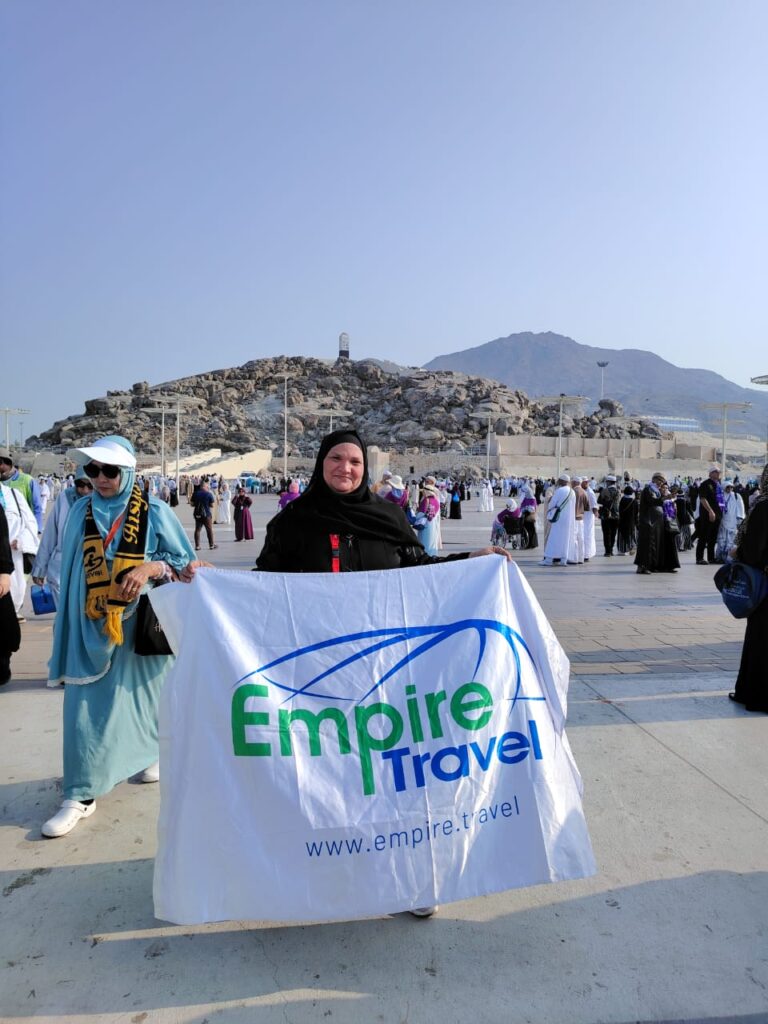 معتمرة مع علم إمباير للسياحة عند جبل أحد